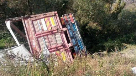 Direksiyonu kitlenen sebze yüklü kamyon şarampole uçtu