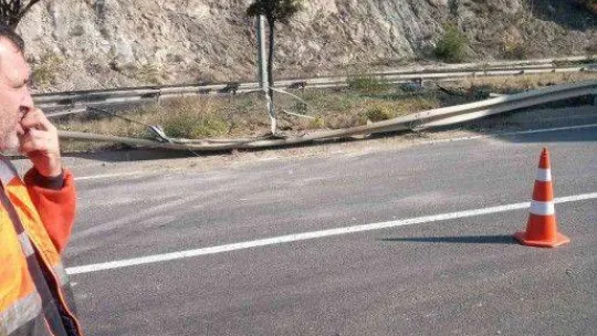 Direksiyonu kitlenen sebze yüklü kamyon şarampole uçtu