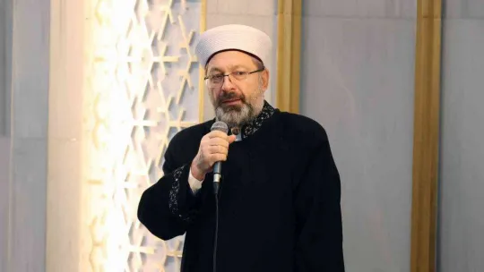 Diyanet İşleri Başkanı Erbaş, sabah namazında öğrencilerle buluştu