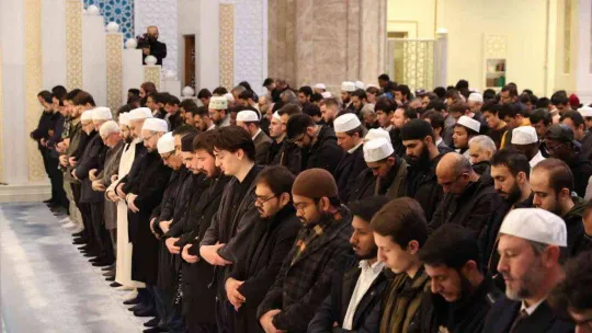 Diyanet İşleri Başkanı Erbaş, sabah namazında öğrencilerle buluştu