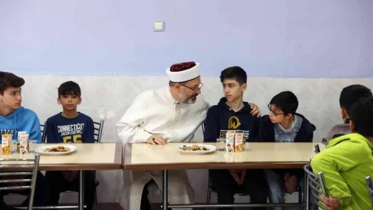 Diyanet İşleri Başkanı Erbaş, Tokat'ta Molla Hüsrev Kur'an Kursu'nu ziyaret etti