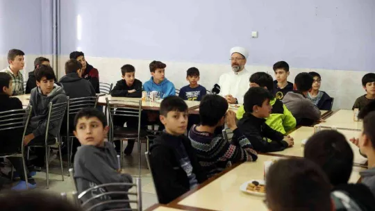 Diyanet İşleri Başkanı Erbaş, Tokat'ta Molla Hüsrev Kur'an Kursu'nu ziyaret etti