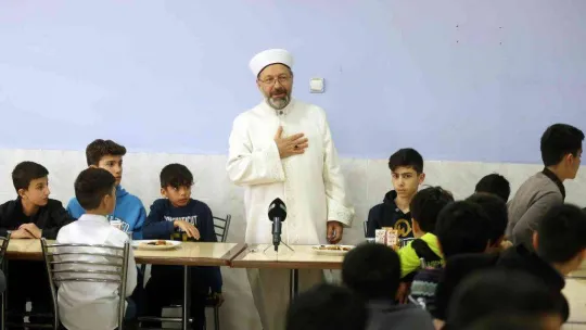 Diyanet İşleri Başkanı Erbaş, Tokat'ta Molla Hüsrev Kur'an Kursu'nu ziyaret etti