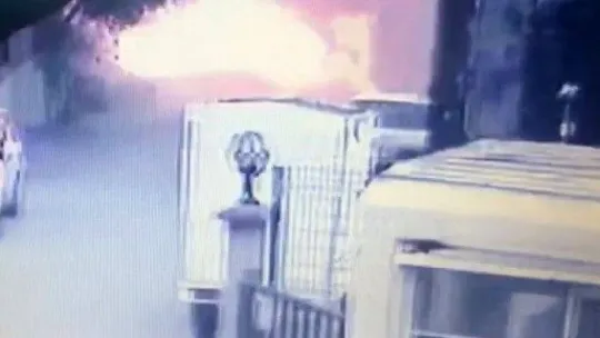 Doğalgaz sobasının bomba gibi patladığı anlar kameralarda