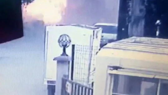 Doğalgaz sobasının bomba gibi patladığı anlar kameralarda