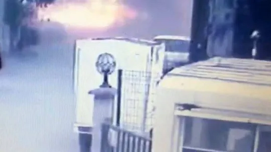 Doğalgaz sobasının bomba gibi patladığı anlar kameralarda