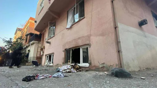 Doğalgaz sobasının bomba gibi patladığı anlar kameralarda