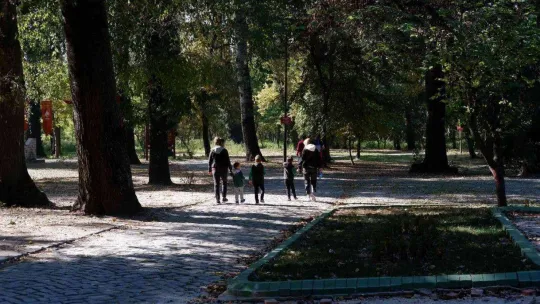 Doğu'da kar, Batı'da bahar, hem güneşin hem sonbaharın keyfini doyasıya yaşadılar