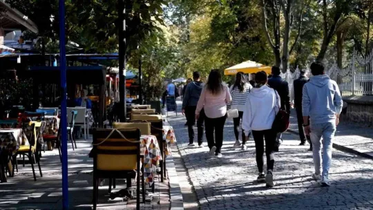 Doğu'da kar, Batı'da bahar, hem güneşin hem sonbaharın keyfini doyasıya yaşadılar