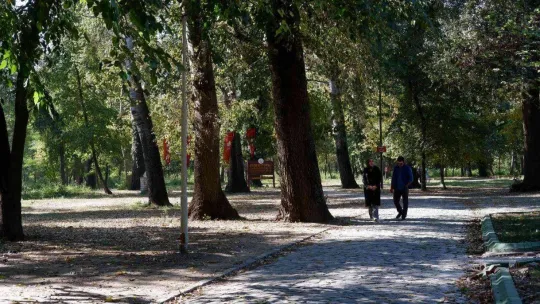 Doğu'da kar, Batı'da bahar, hem güneşin hem sonbaharın keyfini doyasıya yaşadılar