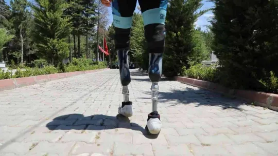Doğuştan 2 bacağı olmayan, sporcu Şehit Ömer Halisdemir anısına pedal çevirdi