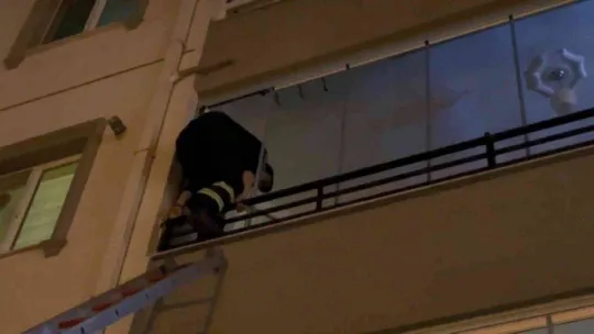 Dolabın altında kaldı, itfaiye merdivenle balkondan girip kurtardı