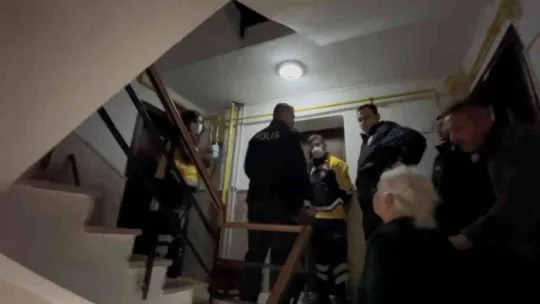 Dolabın altında kaldı, itfaiye merdivenle balkondan girip kurtardı