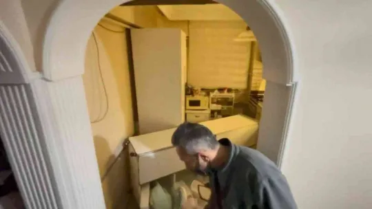 Dolabın altında kaldı, itfaiye merdivenle balkondan girip kurtardı