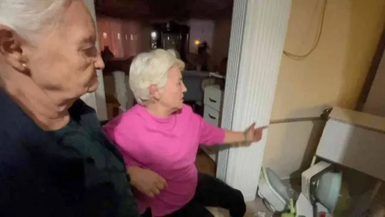 Dolabın altında kaldı, itfaiye merdivenle balkondan girip kurtardı