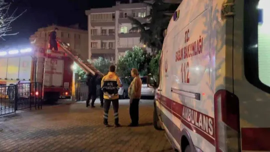 Dolabın altında kaldı, itfaiye merdivenle balkondan girip kurtardı