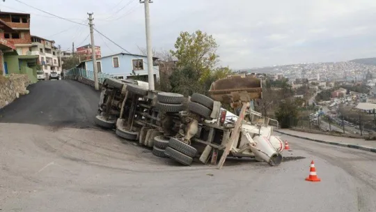 Dönüş yapan beton mikseri devrildi, sürücü yara almadan kurtuldu