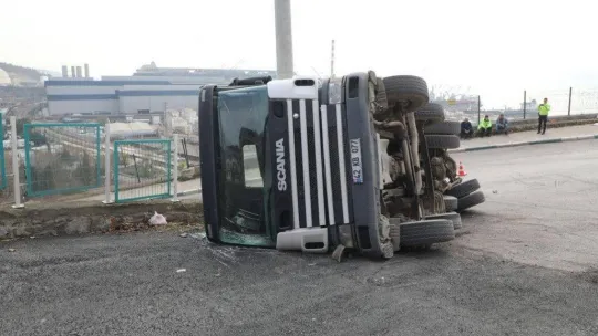 Dönüş yapan beton mikseri devrildi, sürücü yara almadan kurtuldu