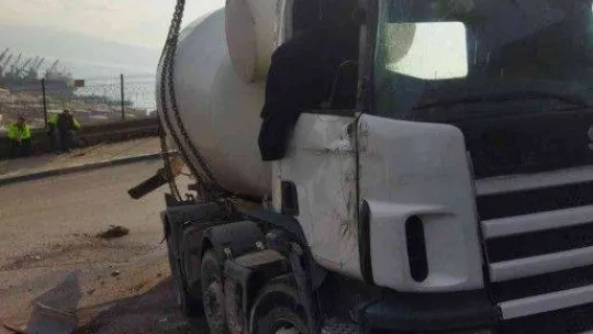Dönüş yapan beton mikseri devrildi, sürücü yara almadan kurtuldu