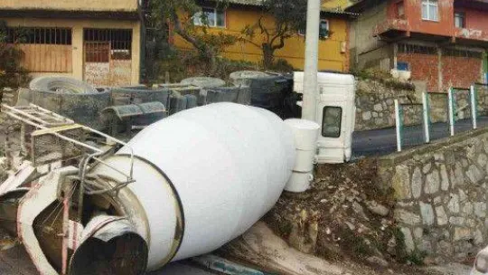 Dönüş yapan beton mikseri devrildi, sürücü yara almadan kurtuldu