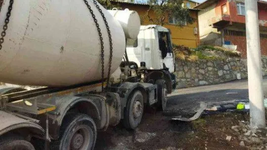 Dönüş yapan beton mikseri devrildi, sürücü yara almadan kurtuldu