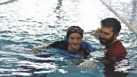 Down sendromlu çocuklara yüzme kursu
