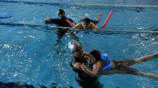 Down sendromlu çocuklara yüzme kursu