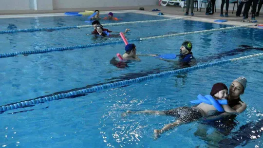 Down sendromlu çocuklara yüzme kursu