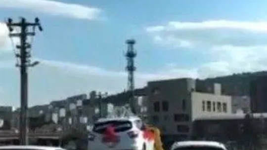 Düğün arabasını çekiciye yükleyip şehir turu attılar