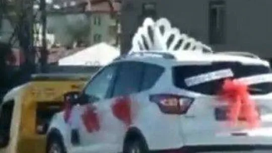 Düğün arabasını çekiciye yükleyip şehir turu attılar