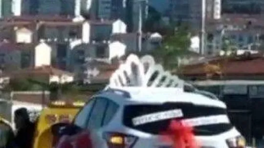 Düğün arabasını çekiciye yükleyip şehir turu attılar