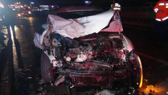 Düğün dönüşü yol ayrımını kaçırıp geri gelen minibüse otomobil çarptı: 2'si çocuk 6 yaralı