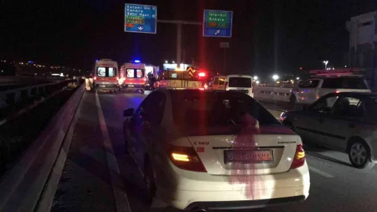 Düğün dönüşü yol ayrımını kaçırıp geri gelen minibüse otomobil çarptı: 2'si çocuk 6 yaralı