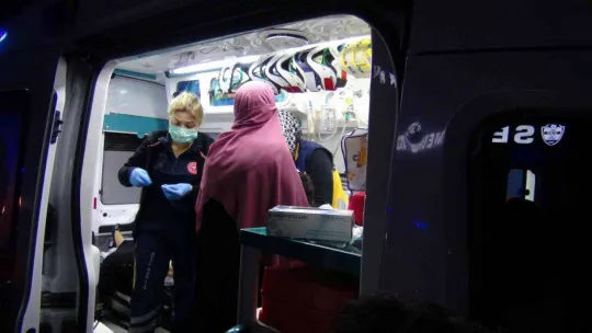 Düğün dönüşü yol ayrımını kaçırıp geri gelen minibüse otomobil çarptı: 2'si çocuk 6 yaralı