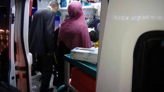 Düğün dönüşü yol ayrımını kaçırıp geri gelen minibüse otomobil çarptı: 2'si çocuk 6 yaralı