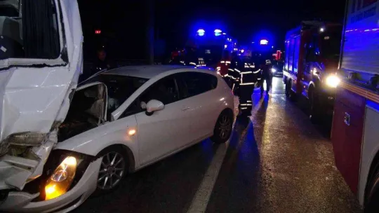 Düğün dönüşü yol ayrımını kaçırıp geri gelen minibüse otomobil çarptı: 2'si çocuk 6 yaralı
