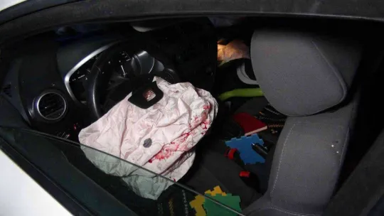 Düğün dönüşü yol ayrımını kaçırıp geri gelen minibüse otomobil çarptı: 2'si çocuk 6 yaralı