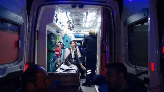 Düğün dönüşü yol ayrımını kaçırıp geri gelen minibüse otomobil çarptı: 2'si çocuk 6 yaralı