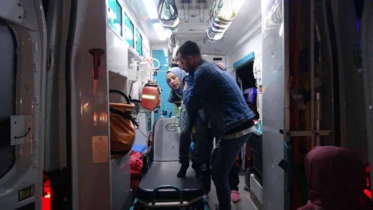 Düğün dönüşü yol ayrımını kaçırıp geri gelen minibüse otomobil çarptı: 2'si çocuk 6 yaralı