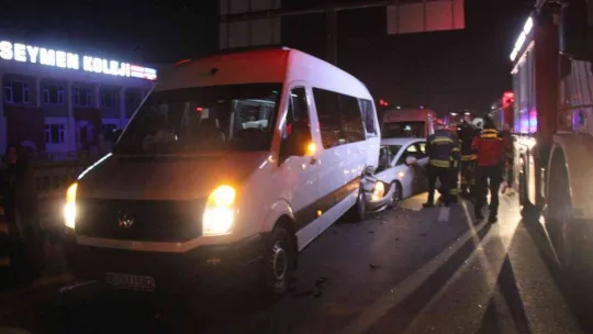 Düğün dönüşü yol ayrımını kaçırıp geri gelen minibüse otomobil çarptı: 2'si çocuk 6 yaralı