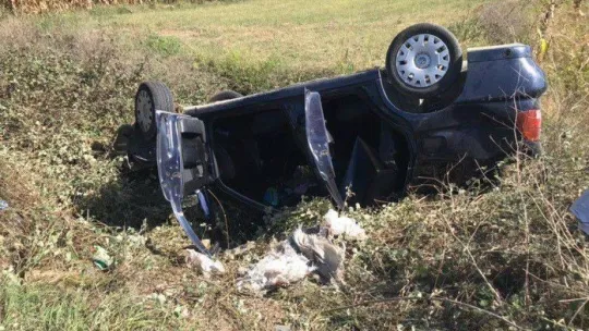 Düğün konvoyunda kaza: Otomobil şarampole uçtu