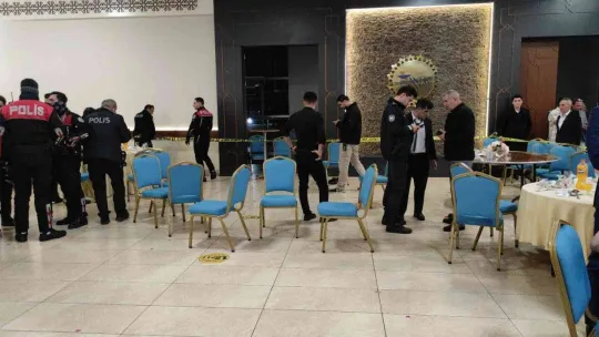 Düğünün ortasında silah sesleri böyle yükseldi, panik anları kamerada