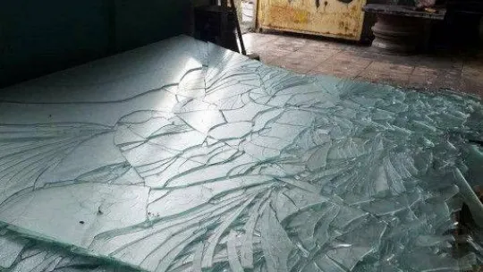 Dükkanındaki birçok cam tuzla buz oldu