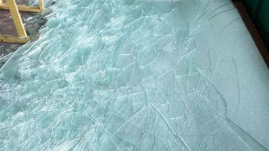 Dükkanındaki birçok cam tuzla buz oldu