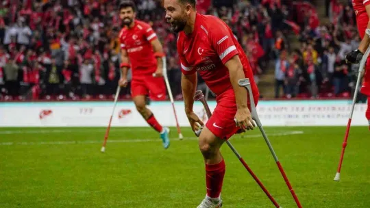 Dünya Kupası, Ampute Futbol Milli Takımı'nın ellerinde yükseldi