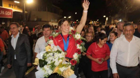 Dünya Şampiyonu güreşçi, memleketinde coşkuyla karşılandı