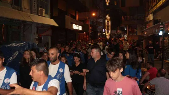 Dünya Şampiyonu güreşçi, memleketinde coşkuyla karşılandı