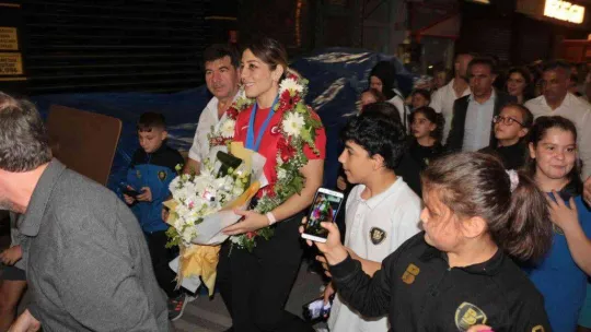 Dünya Şampiyonu güreşçi, memleketinde coşkuyla karşılandı