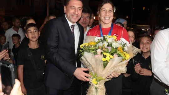 Dünya Şampiyonu güreşçi, memleketinde coşkuyla karşılandı