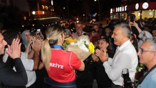 Dünya Şampiyonu güreşçi, memleketinde coşkuyla karşılandı